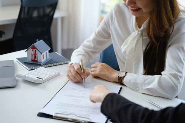 Garantie, hypothèque, accord, contrat, signature, le client signe le document contractuel comme preuve à l'agent immobilier ou à l'agent bancaire selon l'accord selon le document. - Photo, image