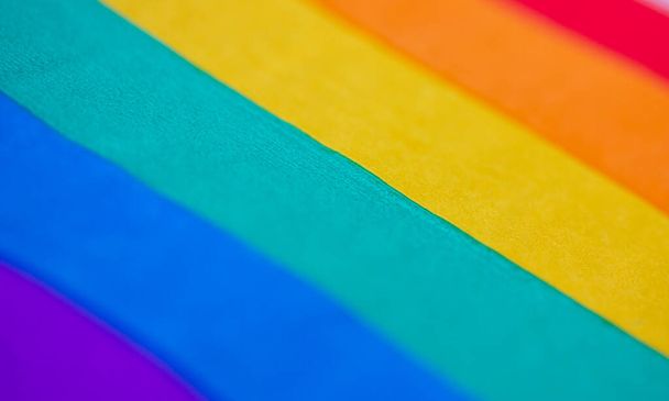 概要縞模様のLGBTフラグの背景テクスチャ。虹の明るい色の繊維や紙の背景。色鮮やかな縞模様。プライド月間のコンセプト。6月のレズビアン、ゲイとの休日. - 写真・画像