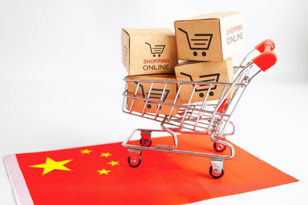 Online shopping, Shopping cart box on China flag, import export, finance commerce. - Foto, afbeelding