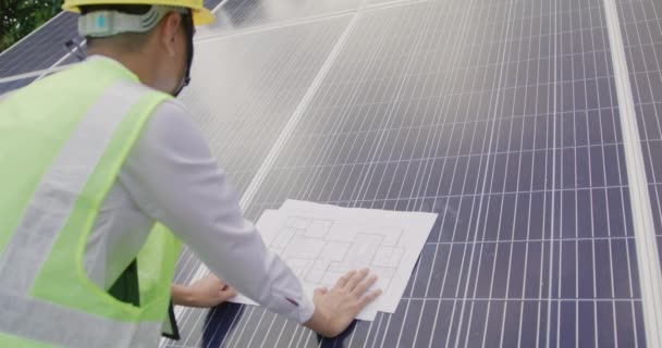 エンジニアは、太陽電池パネルの概要レポート、技術と緑の生態系のエネルギーシステムの概念上の太陽光発電プロジェクトの青写真を開く. - 映像、動画