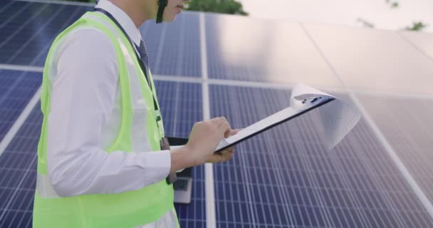 Ingeniero proyecto abierto de granja solar en el informe de resumen del panel de células solares, tecnología y ecología verde concepto de sistema de energía. - Imágenes, Vídeo