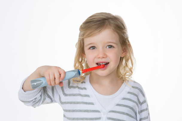girl washing her teeth - Foto, immagini