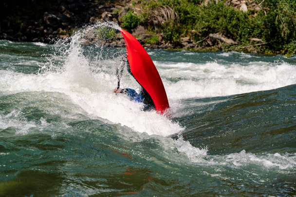 Конкурент з Kayaking Freestile досягає 360 градусів маневру - Фото, зображення