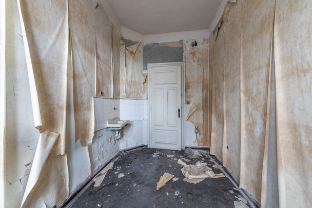 Innenraum eines verlassenen Krankenhauszimmers. Gruseliges altes Zimmer in psychiatrischer Klinik - Foto, Bild