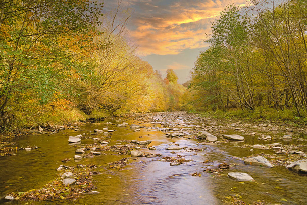 Kilátás a folyó idilli táj, amikor a nap hamarosan lemegy a dombon egy színes őszi napon. - Fotó, kép
