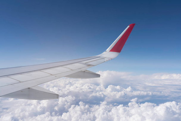 vue des nuages blancs dans le ciel depuis la fenêtre d'un avion au-dessus de l'aile - Photo, image
