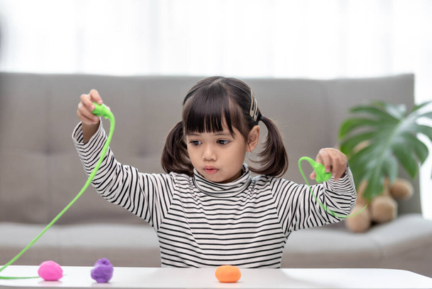 Ασιατικά παιδιά παίζουν με σχηματοποίηση πηλό σχήματα, μάθηση μέσω του παιχνιδιού - Φωτογραφία, εικόνα