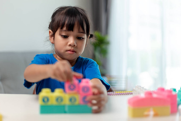 Asiático niño niña jugando creativo juguete bloques para homeschooling - Foto, imagen