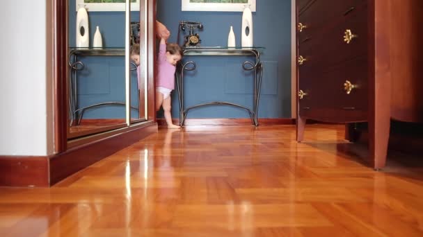 Menina feliz rastejando no chão para casa
 - Filmagem, Vídeo
