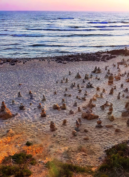 Τοπίο με μια παράξενη παραλία με μυστηριώδεις πέτρες - Φωτογραφία, εικόνα