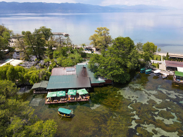 Drone vista nei ristoranti nella sorgente di acqua dolce di Saint Naum in Macedonia - Foto, immagini