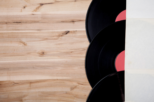 Vue du dessus des disques vinyle sur table en bois
 - Photo, image