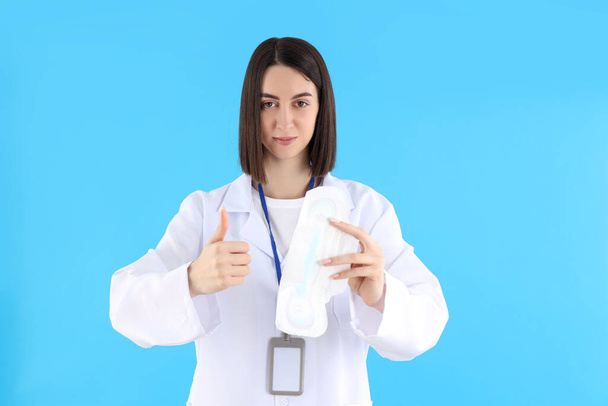 Atractiva joven doctora sobre fondo azul
 - Foto, Imagen