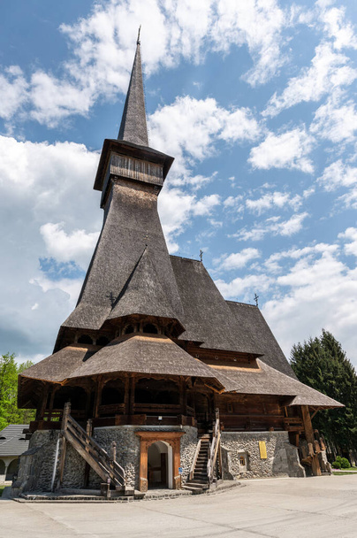 Widok na klasztor Peri-Sapanta, Rumunia. Główne wejście do kościoła - Zdjęcie, obraz
