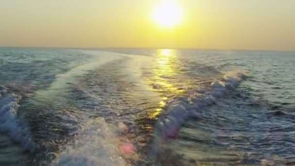Vitorlás hajó nyomában hab-óceán - Felvétel, videó