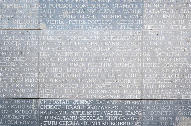 ルーマニアのSighetu Marmateiでの共産主義と抵抗の犠牲者への記念碑。複数の犠牲者の名前の壁 - 写真・画像