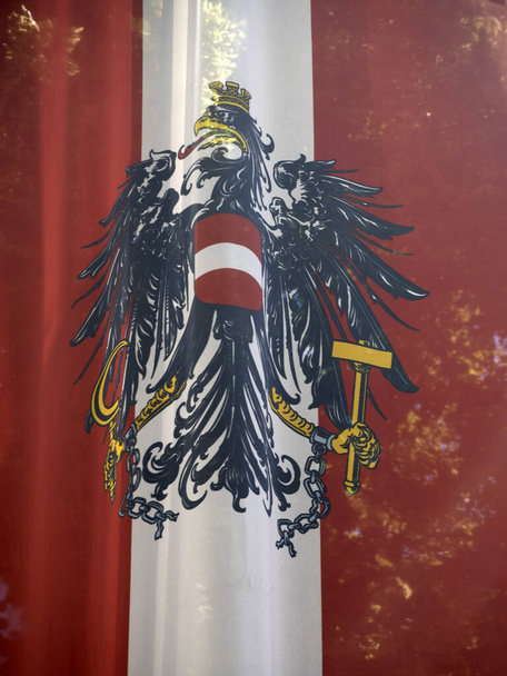 Австрійські вертикальні прапори - Фото, зображення