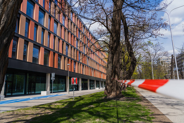 cinta de barrera cerca del edificio en la calle urbana vacía en Wroclaw - Foto, Imagen
