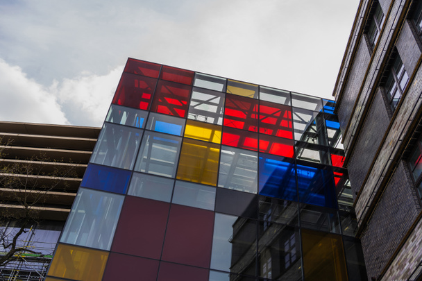 Низький кут Вигляд будівлі з кольоровим фасадом на вулиці Вроцлава. - Фото, зображення