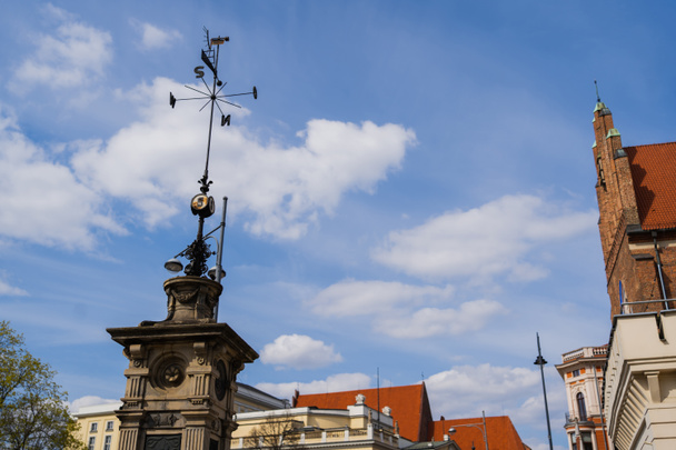 Vue à angle bas de la vieille girouette avec ciel en arrière-plan à Wroclaw - Photo, image