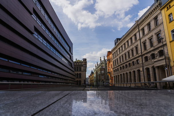 Moderní a staré budovy na městské ulici v Polsku  - Fotografie, Obrázek