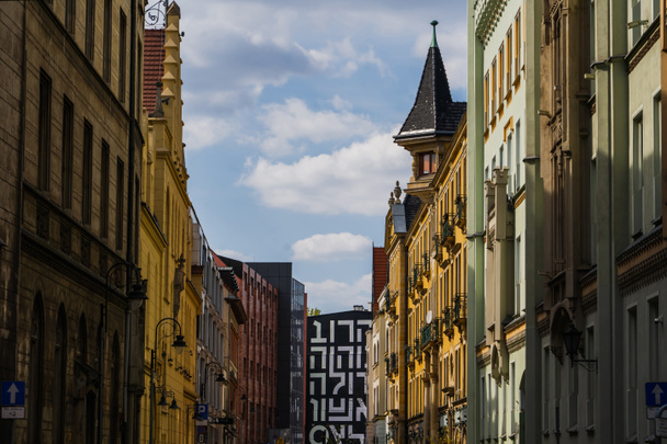 Budovy se starými fasádami a oblohou na pozadí ve Vratislavi - Fotografie, Obrázek