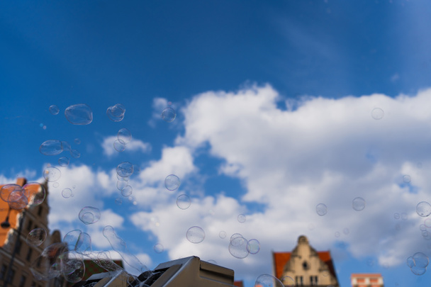 Vue à angle bas des bulles de savon sur la rue urbaine de Wroclaw - Photo, image