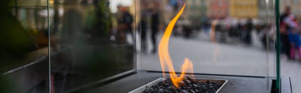 Zavřít pohled na oheň v průhledné krabici na ulici ve Vratislavi, prapor  - Fotografie, Obrázek