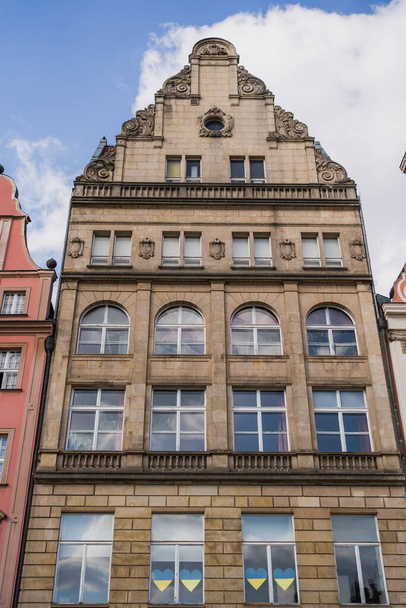 Χαμηλή γωνία άποψη του παλαιού κτιρίου στην πλατεία Αγοράς στο Wroclaw - Φωτογραφία, εικόνα