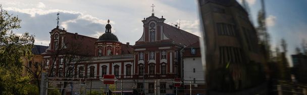 Alte Kirche in der städtischen Straße in Breslau, Banner  - Foto, Bild