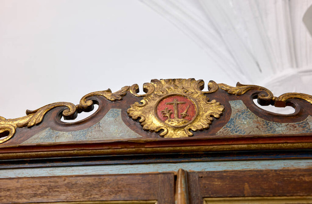 18世紀のキャビネットは、薬局や本の容器のために、審問の盾で飾られた紋章がトッピングされています。トレドの神学校博物館. - 写真・画像