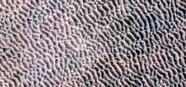 abstracte landschapsfoto van de woestijnen van Afrika vanuit de lucht die de vormen en kleuren van de vormen van de wind nabootst, Genre: Abstract naturalisme, van abstract tot figuratief - Foto, afbeelding