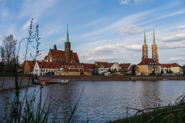 Καθεδρικός ναός του Αγίου Ιωάννη του Βαπτιστή και ποτάμι στο Wroclaw - Φωτογραφία, εικόνα