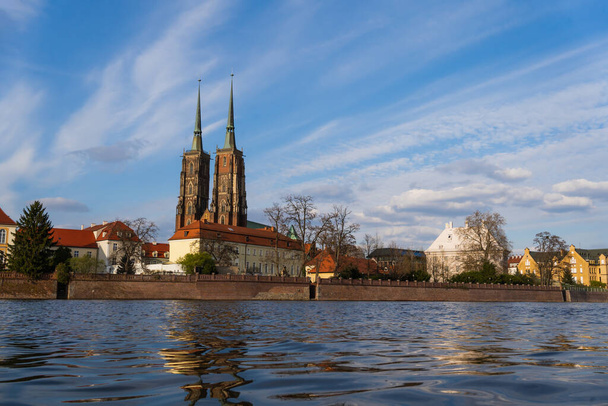 Καθεδρικός ναός του Αγίου Ιωάννη Βαπτιστή στην Ostrow Tumski και το ποτάμι στο Wroclaw - Φωτογραφία, εικόνα