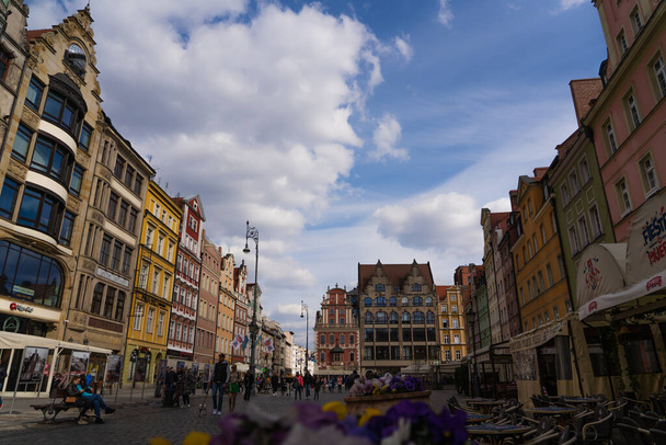 WROCLAW, POLAND - APRIL 18, 2022: People on Market Square at daytime  - Foto, Imagen