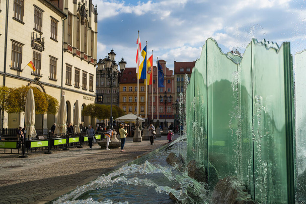 WROCLAW, POLAND - APRIL 18, 2022: Fountain on urban street at daytime  - Foto, afbeelding
