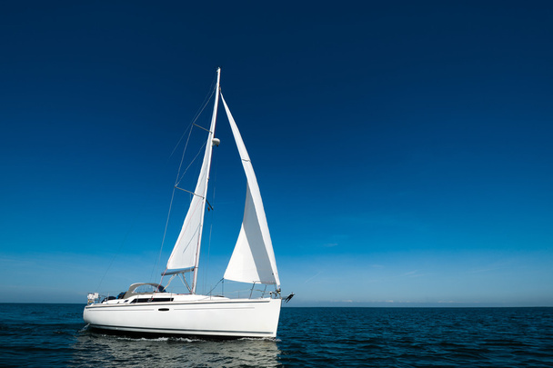 Segelboot mit blauem Himmel - Foto, Bild
