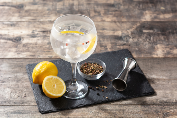Gin tonic cocktail drankje in een glas op houten tafel - Foto, afbeelding