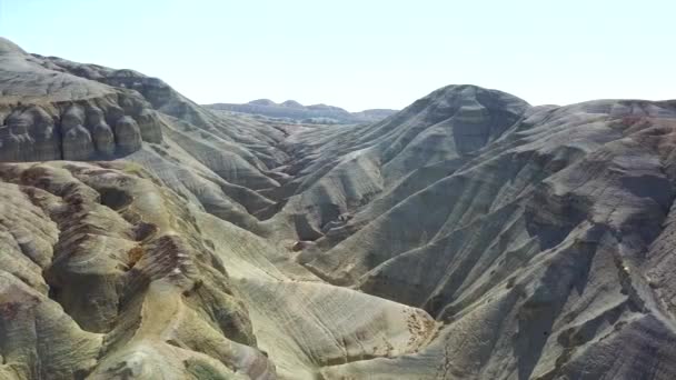 Montagne colorate di Aktau nella steppa. Montagne calcaree in mezzo al deserto. Colline colorate dal bianco al rosso. La roccia terrestre è separata da strati. Un enorme canyon. Altyn Emel. - Filmati, video