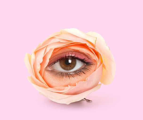 Hermosa flor de rosa con ojo en el interior sobre fondo lila - Foto, imagen