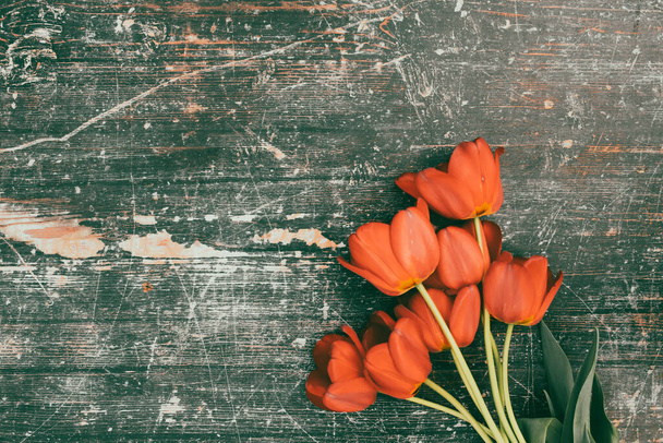 Tulips on wooden background with space for message. Mother's Day background. Top view - Foto, Imagem