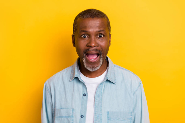 Photo of astonished impressed man open mouth stare speechless isolated on yellow color background. - Foto, Imagem