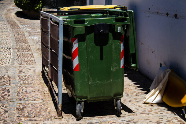 Carmona, Spanien - 08. Juni 2022 Müllcontainer in den Straßen von Carmona, genannt Der helle Stern Europas, die berühmte weiße Stadt verfügt über ein effizientes und modernes Müllabfuhrnetz - Foto, Bild