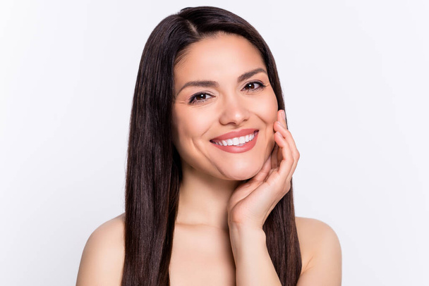 Portret atrakcyjnej wesołej nagości kobieta dotykając idealne pory skóry detox lifting laser peeling izolowane na białym tle koloru. - Zdjęcie, obraz