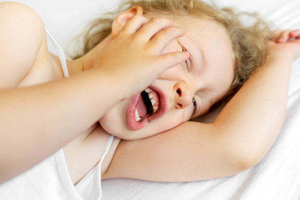 Das Kind weint vor Zahnschmerzen. Karies bei Kindern. - Foto, Bild