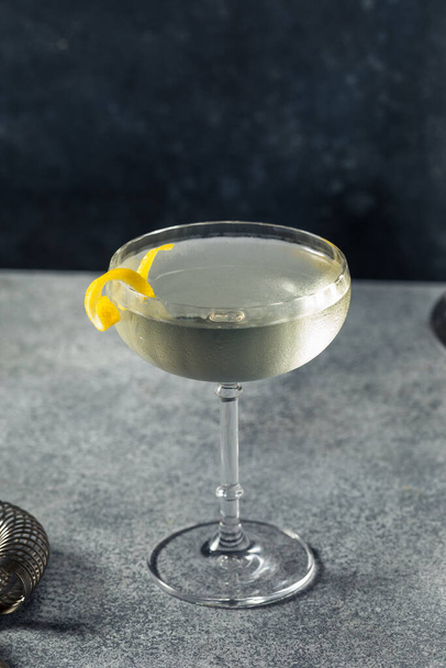 Boozy Dry Gin Lemon Martini in a Coupe - Foto, afbeelding