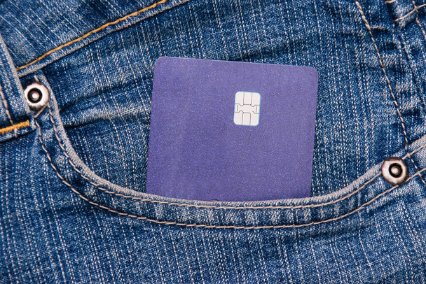 Credit card in the pocket of denim pants. The concept of credit histories and non-cash payments. - Foto, Bild