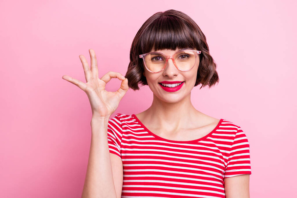 Photo portrait girl in spectacles smiling showing okay sign isolated pastel pink color background. - Foto, Bild