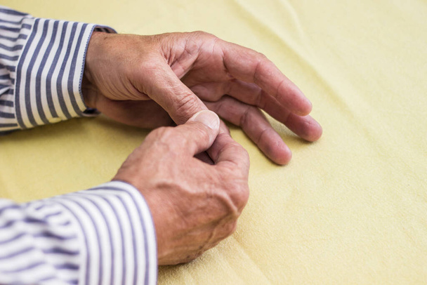 У пожилого человека боль в руках и пальцах
 - Фото, изображение