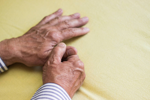 Starší muž má bolest do prstů a rukou - Fotografie, Obrázek